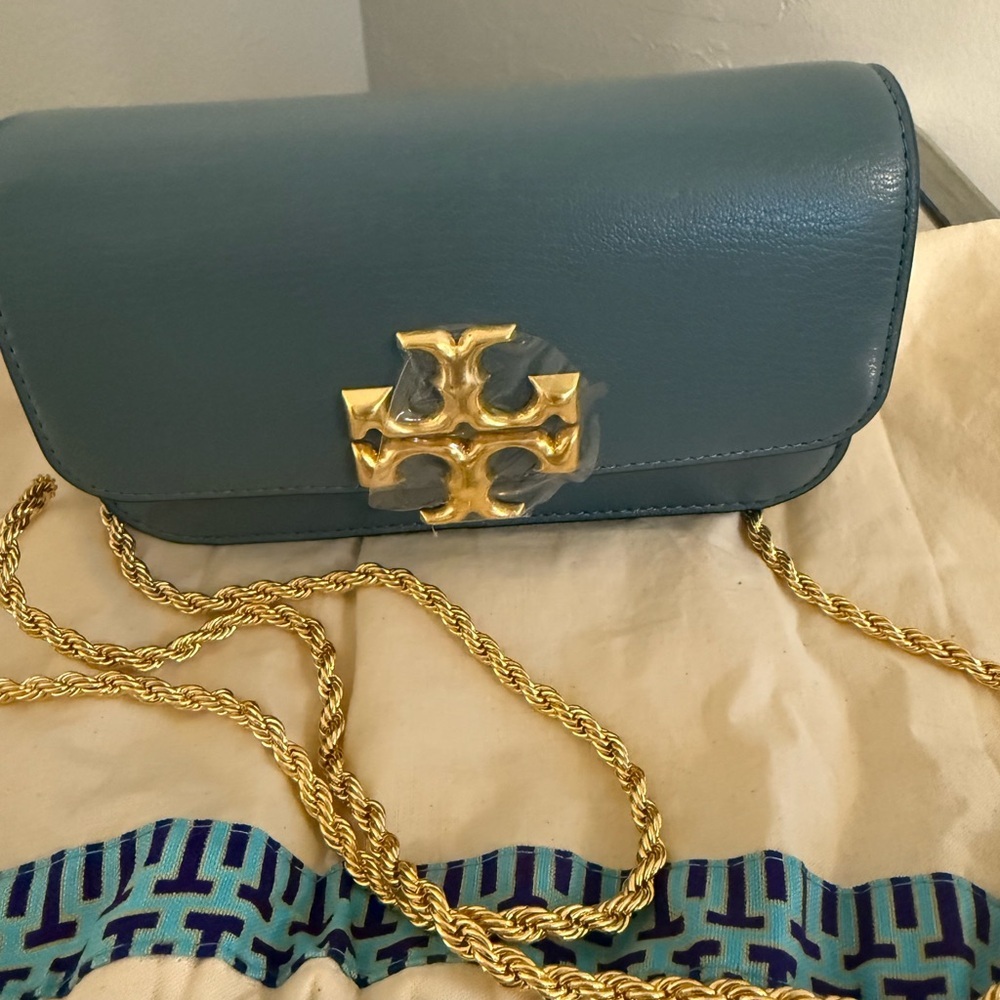 Tory Burch Eleanor Textured Phone Crossbody Wallet - Picture 4 of 9